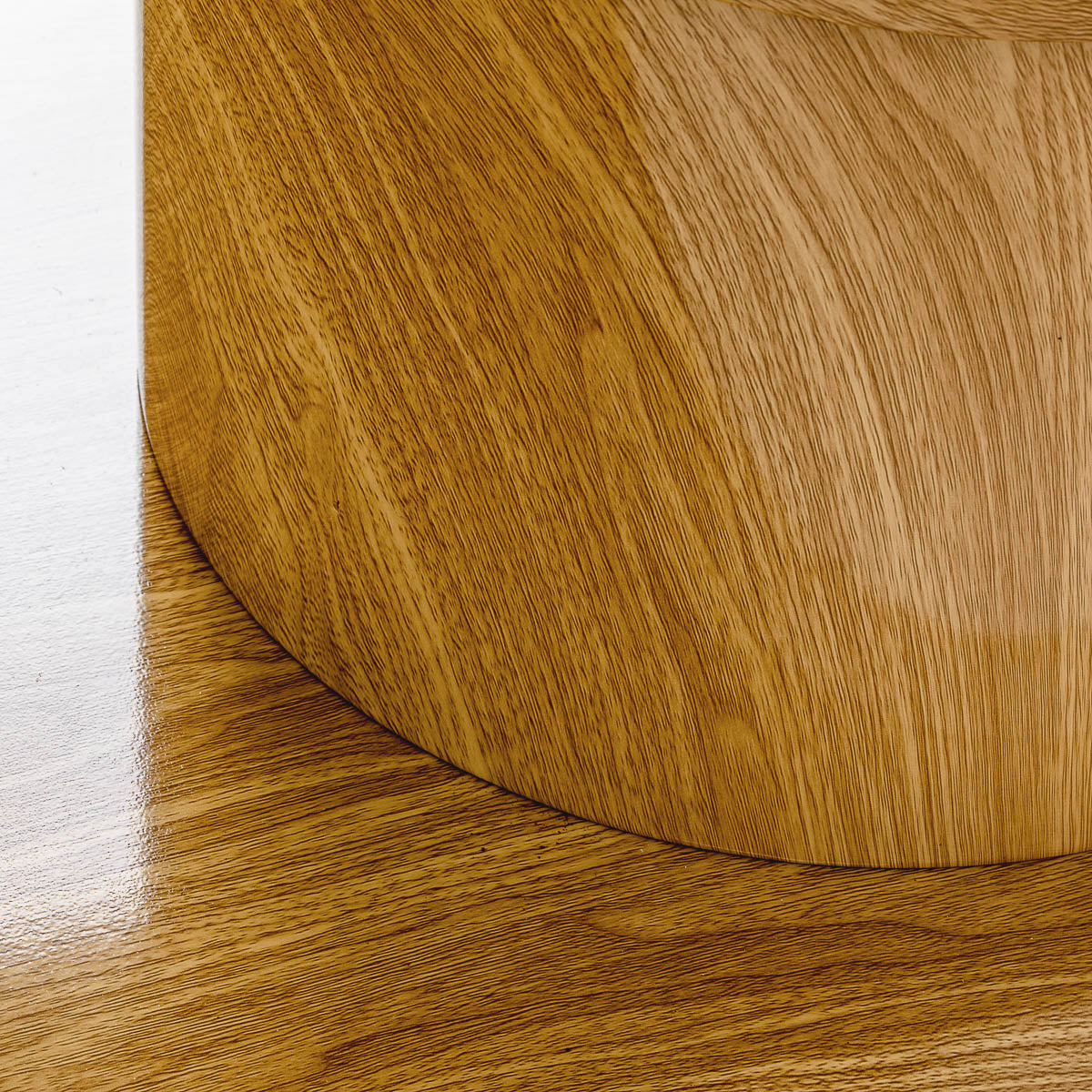 Wood-effect base of the Sillon Cloud three-motor electric beauty chair